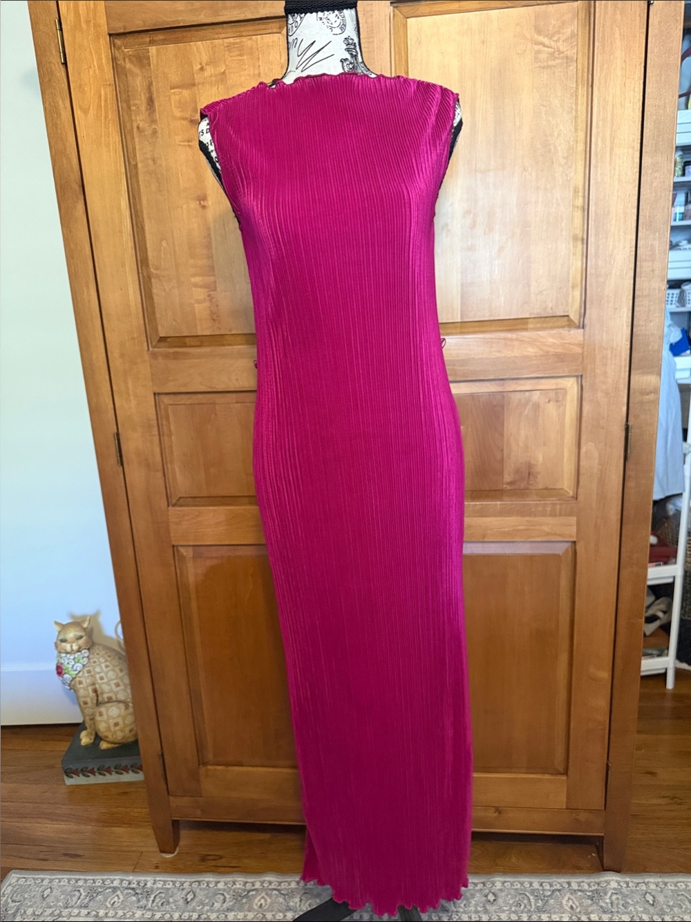 MELLODAY Sleeveless Pleated Maxi Dress in Fuchsia